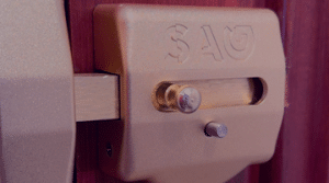 instalación de cerrojos